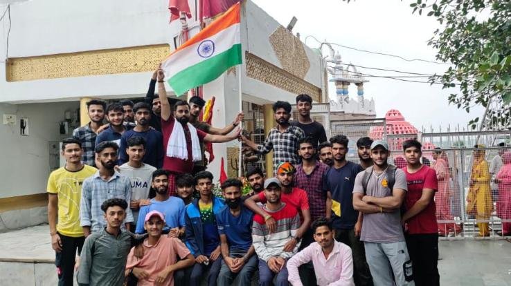 Dak Kanwar Yatra of 14 Shiva devotees of the state concluded at Kathgarh Shiv Temple