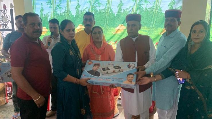 Former Chief Minister Prem Kumar Dhumal heard Mann Ki Baat program in Patnon Panchayat