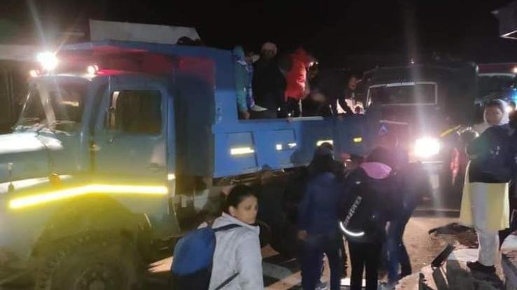 105 people including 39 women and 12 children were rescued from Chhatdu coming on Manali-Leh road