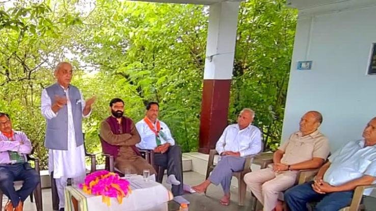 Narendra Thakur distributed 25 lakhs to 20 Mahila Mandals and 4 Youth Clubs