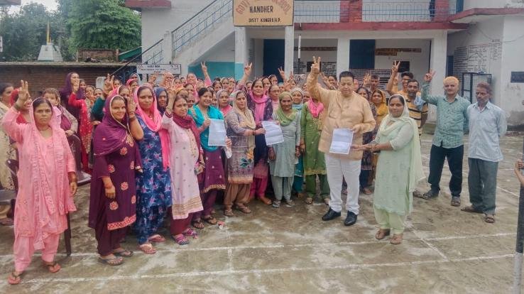 Former MLA Kaku gave two lakhs each for the construction of two Mahila Mandal buildings