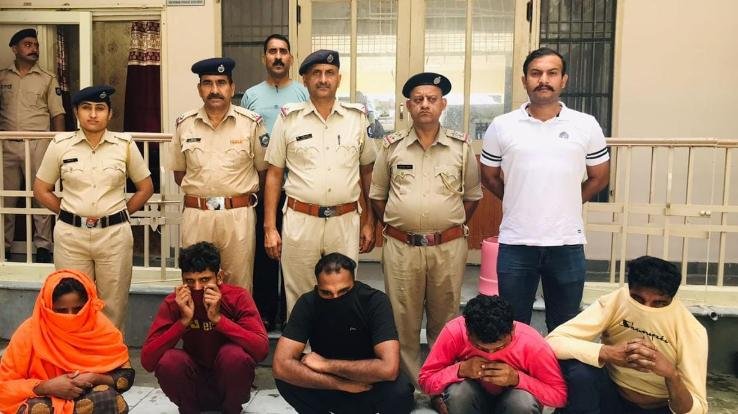 Police got success in catching a big gang of thieves