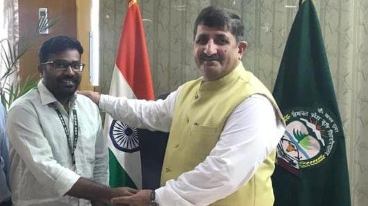 Take the blessings of the Vice Chancellor, Raju left for America