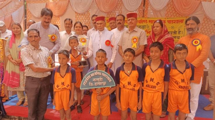 Former CM Prem Kumar Dhumal awarded the winning players of the Under-14 sports competition