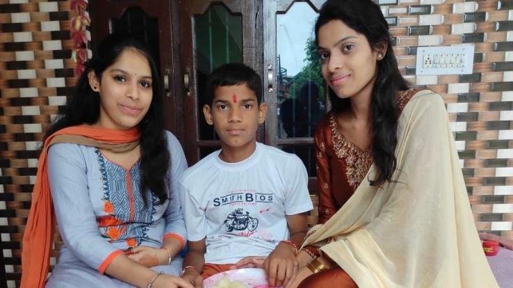 Sisters pray for the long life of their brother Anmol on the occasion of Rakshabandhan
