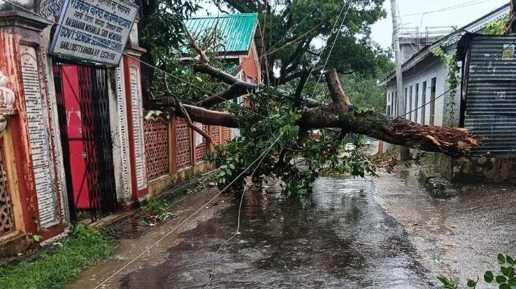 Half storm and torrential rain caused destruction in areas like Garli Maniala etc.