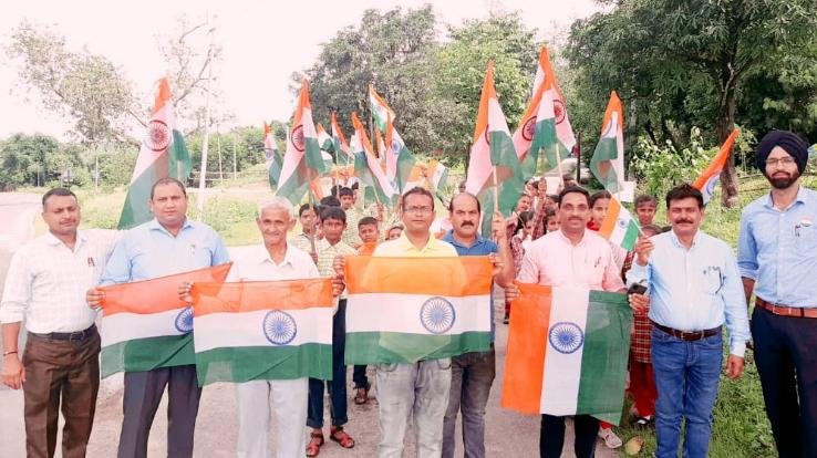 In Thakurdwara school, a rally was taken out in the school under the tricolor.