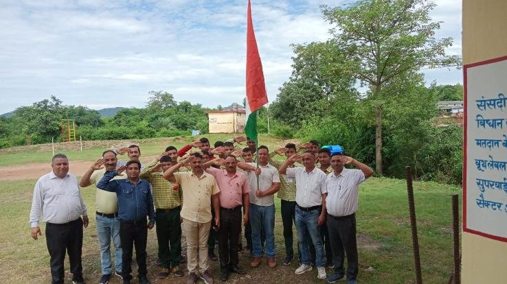 Students of Salel School took out tricolor awareness rally in the market
