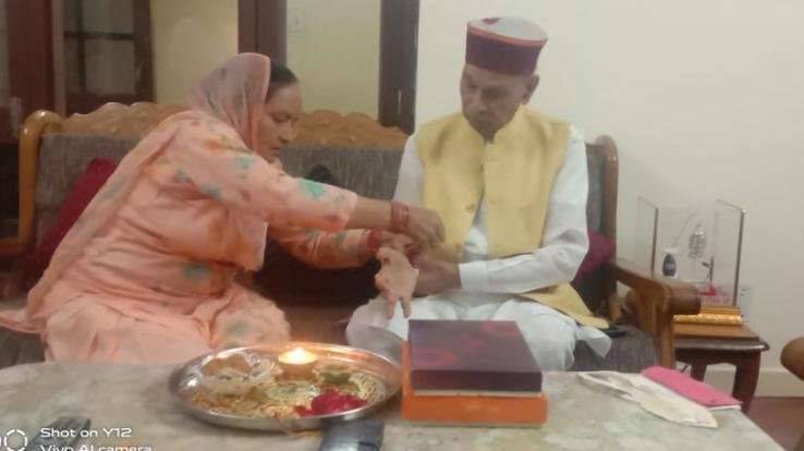 Sujanpur : Prof. Dhumal tied rakhi to his sisters