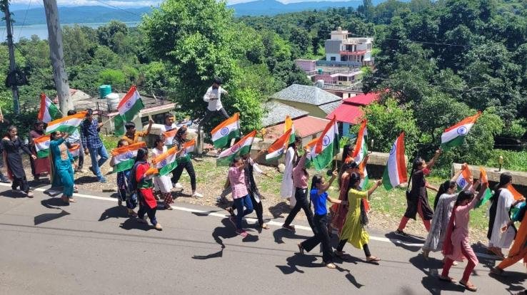 Students of Baba Kanshi Ram Mahavidyalaya took out tricolor rally