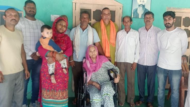 Minister Bikram Thakur presented a wheel chair to a 90-year-old old woman in Jaswan Paragpur-Rodi Kodi