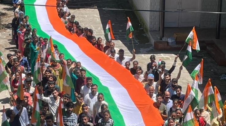 On the occasion of 75 years of independence, Naveen Sharma took out the tricolor yatra with 75 feet tricolor