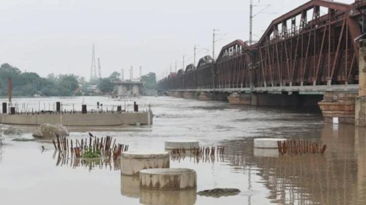 Flood threat looms large due to rising water level of Yamuna in Delhi