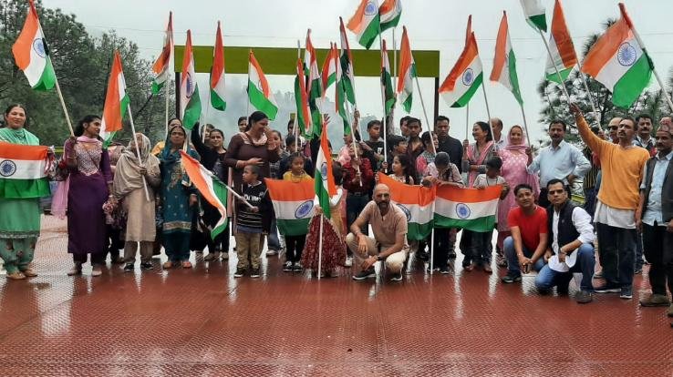 Children, elderly and youth took out tricolor in Majyath ward