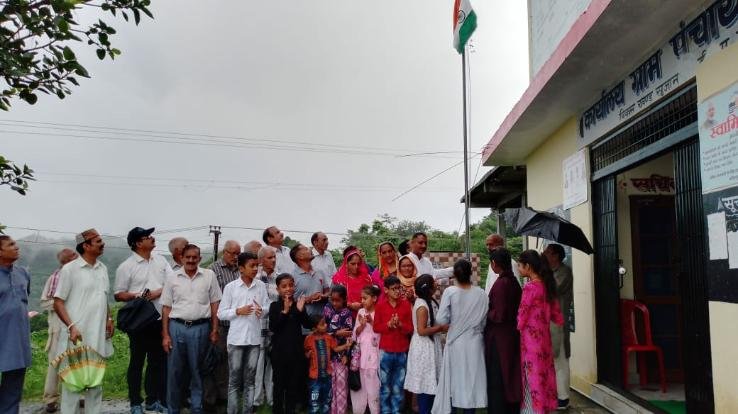 94-year-old Geeta Devi of Panchayat Patlandar hoisted the tricolor