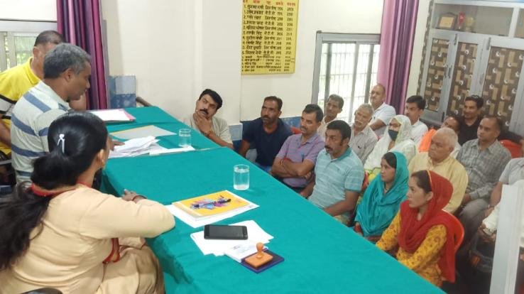 On the spot financial assistance to 4 poor families