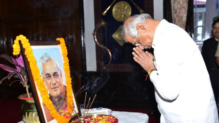 शिमला :राज्यपाल ने भारत रत्न अटल बिहारी वाजपेयी को श्रद्धांजलि अर्पित की