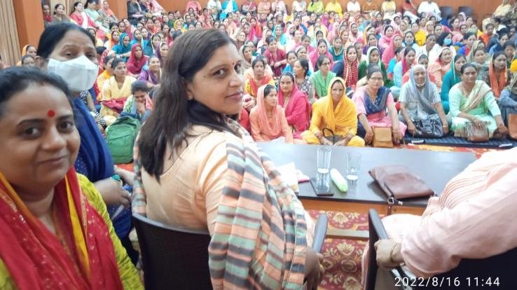 Amita Rana gave instructions to booth friends regarding the preparations for the conference of Mahila Morcha