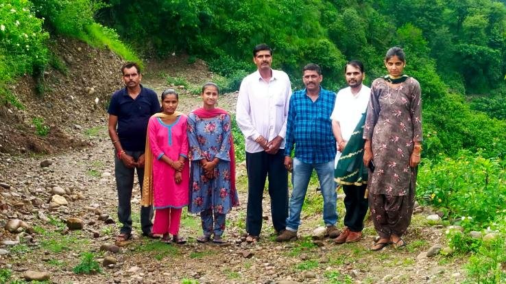 Jaisinghpur: Even after 75 years of independence, people of Draman and Amotu villages are facing the problem of road and water.