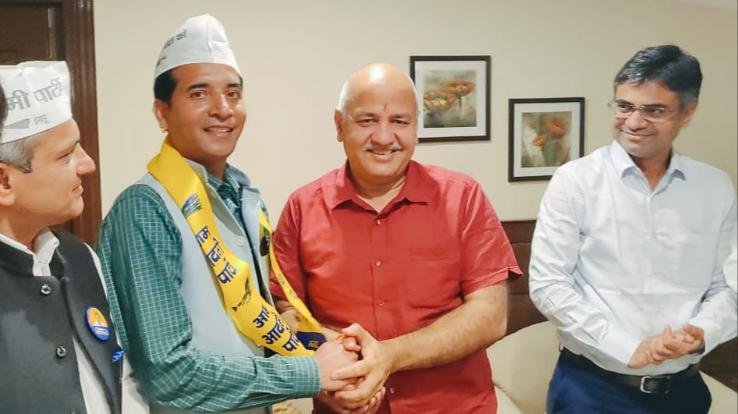 Ravinder Dogra joins AAP, Manish Sisodia gets membership