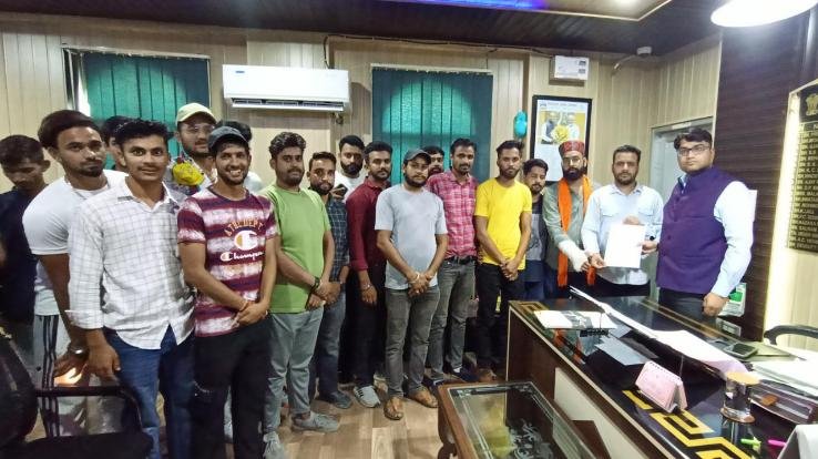 Youth leaders submitted memorandum to SDM regarding increasing number of migrants day by day in Kangra