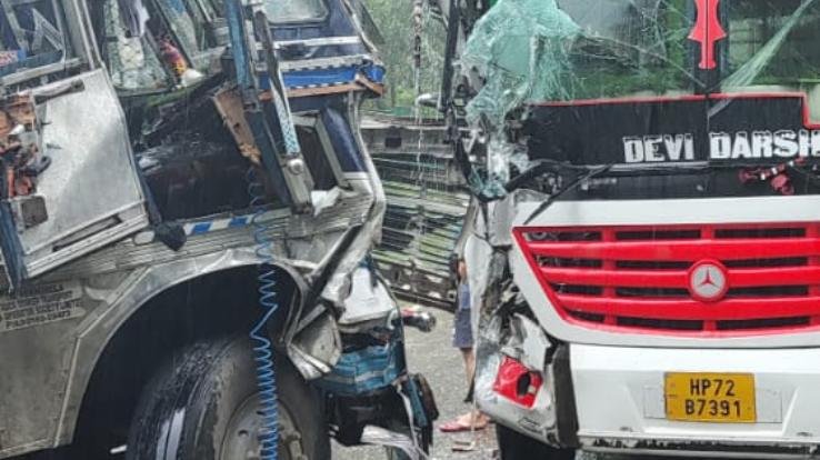 Noorpur: Strong collision between private bus and oil tanker in Sadwan