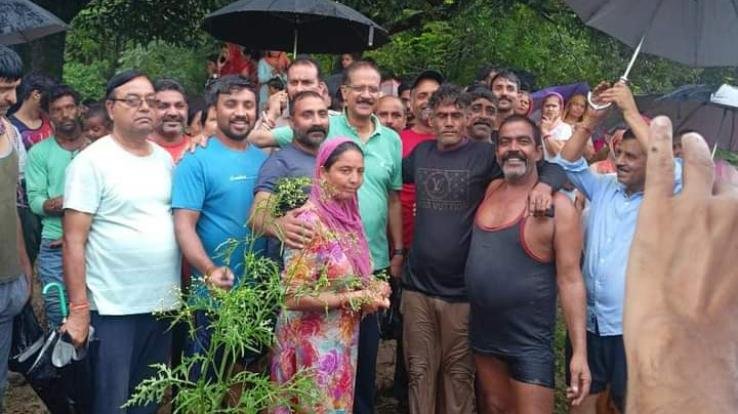 Jaisinghpur: Rescued husband and wife trapped in Lambagaon Beas river