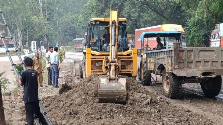 बरोटीवाला रोड पर लोक निर्माण विभाग द्वारा जल भराव को हटाने के लिए बनाई जा रही नाली।