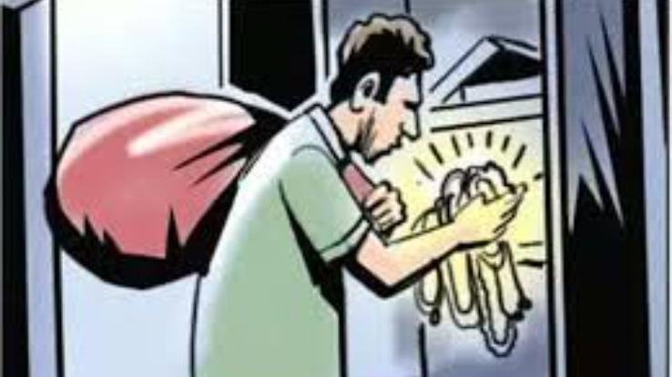 Thieves clean their hands on gold, silver jewelry and cash from the house in Darang