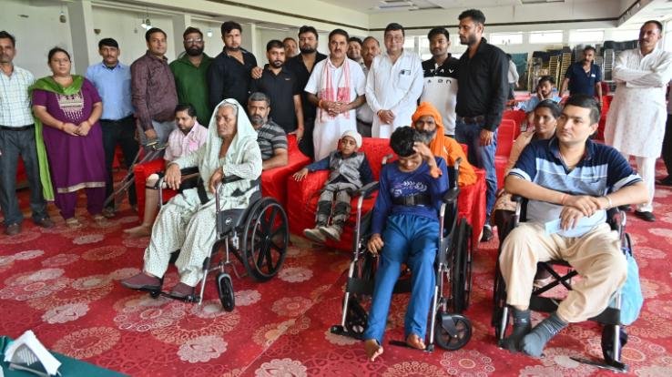 Youth Aggarwal Sabha gave artificial devices to 43 handicapped