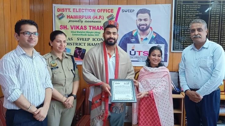 Vikas Thakur was made the sweep icon of Hamirpur district (symbol representative)