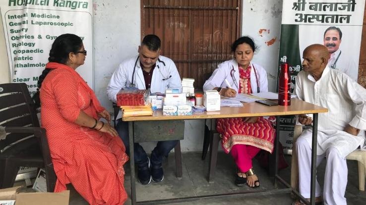 Physicians of Shree Balaji Hospital organized health camp in Khabbal of Dehra