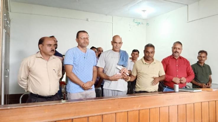 Hamirpur: Zilla Parishad Vice President Naresh Kumar Tailor visited Village Panchayat Vohani