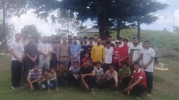Darlaghat: Organized a tree plantation program by the volunteers of the Rashtriya Swayamsevak Sangh