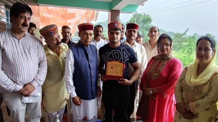 Sujanpur: Former Chief Minister congratulated Siddhant, who won the gold medal in National Power Lifting