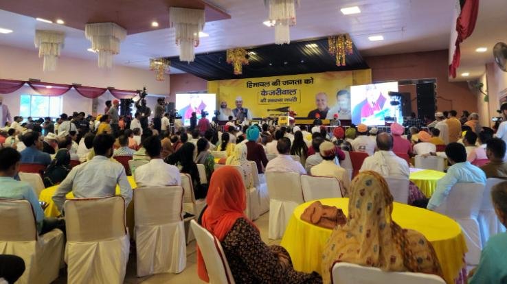 Shanki Thukral with a group of 50 workers reached Kejriwal's second guarantee announcement