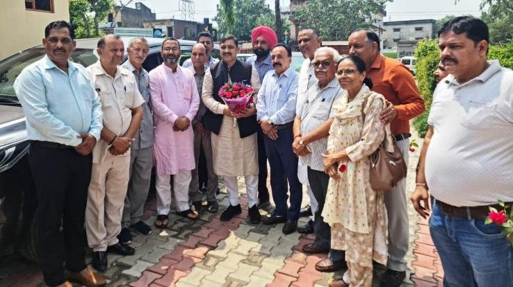 Welcomed BJP state president Suresh Kashyap on his arrival at Baddi
