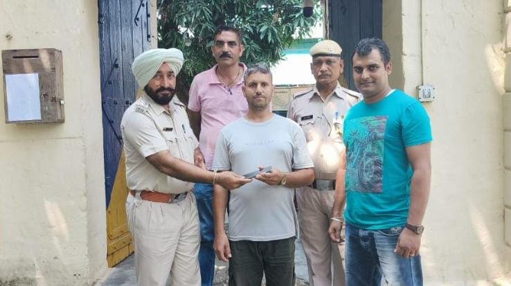 देहरा: हरिपुर पुलिस ने सुरक्षित लौटाया व्यक्ति का खोया हुआ मोबाइल फोन