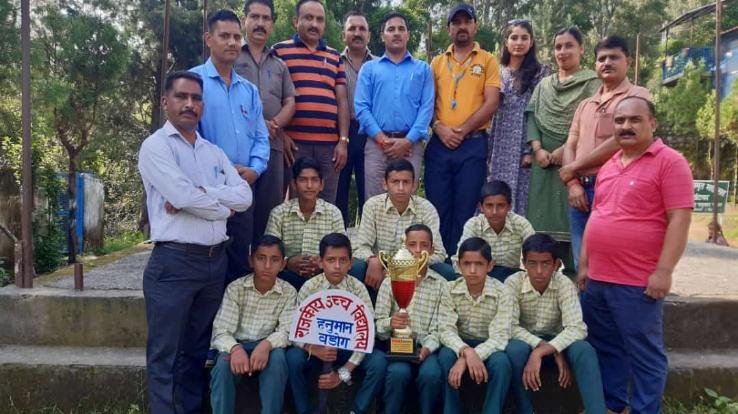 दाड़लाघाट : जिला स्तरीय अंडर-14 स्कूली खेलकूद प्रतियोगिता में हनुमान बडोग की खो-खो टीम ने कि जीत हासिल 