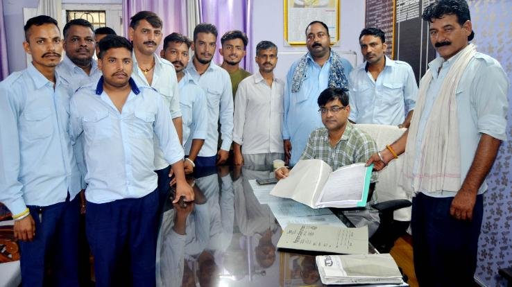 Neelkanth Taxi Union reached RTO with a complaint about carrying passengers by private vehicles