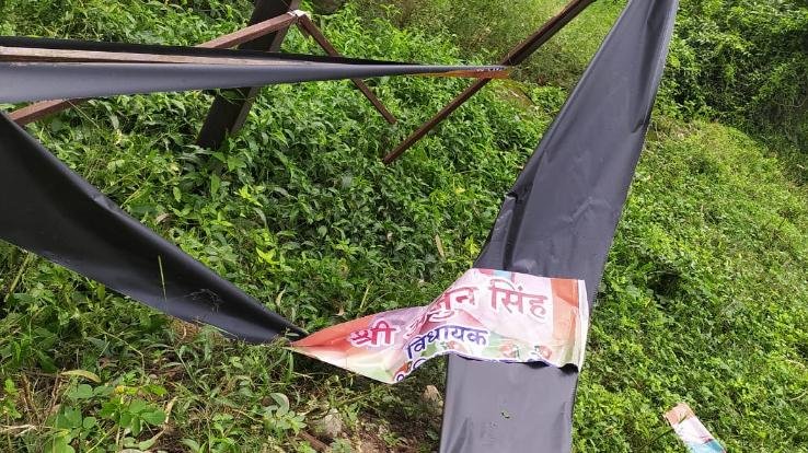  banners of Chief Minister Jai Ram Thakur were torn by mischievous elements during the night.