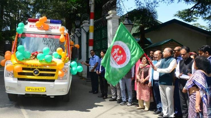  शिमला :मुख्यमंत्री ने 30 नई एम्बुलेंस को हरी झण्डी दिखाकर किया रवाना 