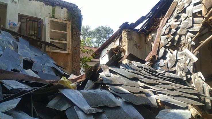Hamirpur: A flat-like house collapsed in Mahal village, loss of lakhs