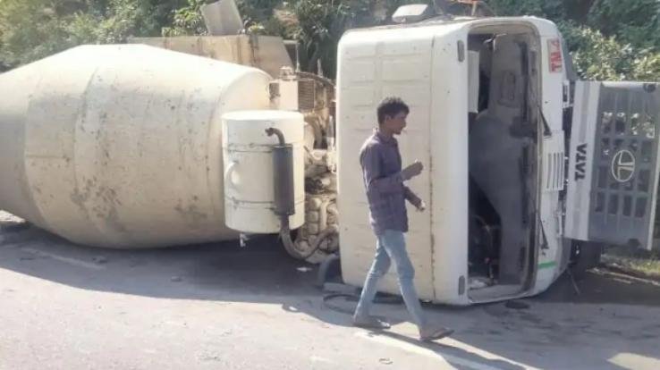 Mixer truck overturned on the road in Kotkhai, three injured including driver