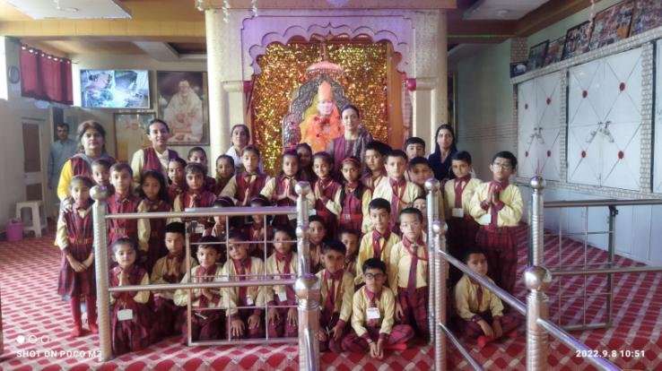 Solan:- Children of Sai International School visited Sai temple