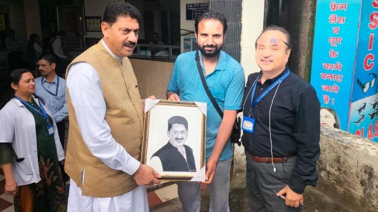 Sketch artist Vishal Sindhi presented Rakesh Pathania with his sketch
