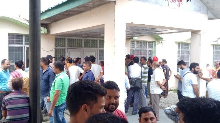 Open bidding for rent of 16 shops in the presence of SDM