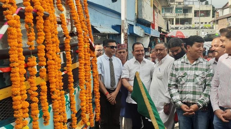 Trilok Kapoor launches Palampur to Haridwar bus service