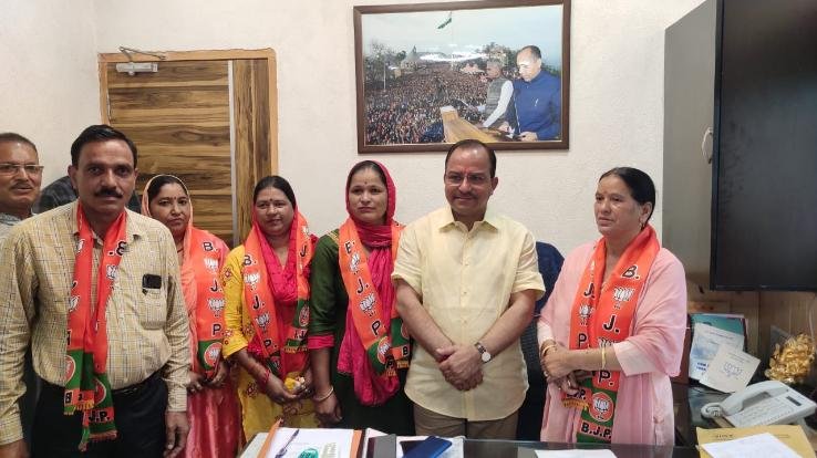  Maulichak Panchayat Pradhan joined BJP along with his supporters, Congress got a setback