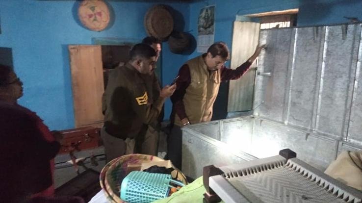 Thieves broke into the house in Nehran Pukhar Dayal, thieves fled with utensils